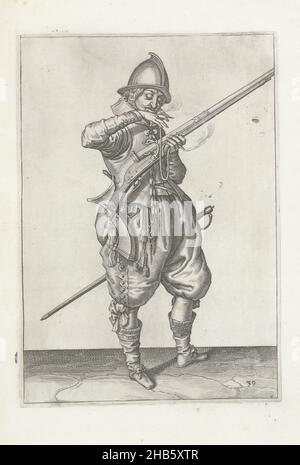 Soldat sur la garde avec un gouvernail apportant son fusible à sa bouche pour le souffler propre (non39), c.1600, Un soldat sur la garde, pleine longueur, à droite, tenant un gouvernail (un type particulier d'arme à feu) avec sa main gauche (non39), c.1600. Avec sa main droite, il apporte une mèche brûlante à sa bouche pour la nettoyer.C'est donc la même position que celle indiquée dans la sixième impression de la série.Plaque 39 dans les instructions de manipulation de la barre.Partie des illustrations dans: J. de Gheyn, Wapenhandelinghe van Roers Musquetten ende Spiessen, Amsterdam, 1608.Art martial vers 1600., imprimeur Banque D'Images