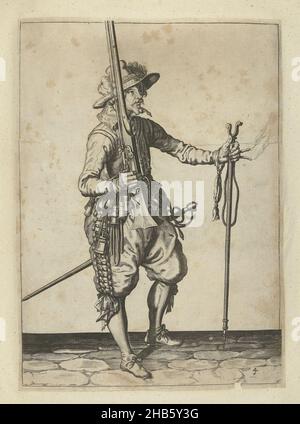 Soldat tenant son musket avec sa main droite debout, dans sa main gauche le fuket pour placer son arme sur (non4), c.1600, Un soldat, de pleine longueur, à droite, tenant un mousquet (un certain type d'arme à feu) avec sa main droite, le canon pointant vers le haut (non4), c.1600. Dans sa main gauche tendue, une mèche brûlante et une fureur (fourche à mousselets), sur laquelle placer son arme.Plaque 4 dans les instructions de manipulation du mousquet: Instruction la plus courte pour les figures, tellement de concerneth l'utilisation correcte du mousett.Partie des illustrations dans une édition anglaise de J. de Gheyns Wapenhandelinghe: J. de Banque D'Images