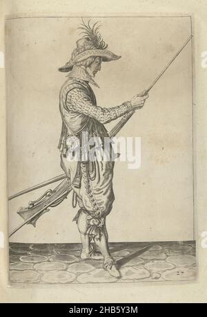 Soldat poussant la poudre et la balle dans le canon de son musket avec son ramrod (non27), c.1600, Un soldat, de pleine longueur, à droite, tenant un mousquet (un certain type d'arme à feu) avec sa main gauche près de sa cuisse gauche et apportant son ramrod dans le canon avec sa main droite, pour pousser la poudre et la balle sur (non27), c.1600. Dans sa main gauche, en plus du mousquet, un fureur (fourchette de mousquet) et un fusible.Plaque 27 dans les instructions de manipulation du mousquet: Instruction la plus courte pour les figures, tellement de concerneth l'utilisation correcte du mousett.Partie des illustrations dans une édition anglaise de J Banque D'Images