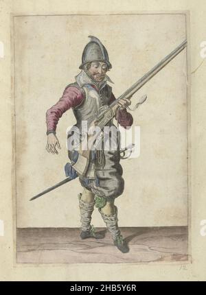 Soldat tenant sa barre avec sa main gauche inclinée vers le haut (non12), c.1600, Un soldat, de pleine longueur, à droite, tenant une barre (un type particulier d'arme à feu) avec sa main gauche, après avoir tiré, le canon s'est incliné vers le haut pour l'empêcher de blesser par inadvertance un compagnon (non12), c.1600. Dans sa main gauche, en plus de la barre, un fusible en feu.Plaque 12 dans les instructions de manipulation de la barre: Instruction la plus courte sur les contrefaictinges, touchant la bonne utilisation des callieurs.Partie des illustrations dans une édition anglaise de la Wapenhandelinghe de J. de Gheyn: J. de Gheyn, The Banque D'Images