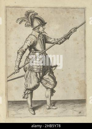 Soldat levant sa lance en transférant sa main droite du point au pied de l'arme (No23), c.1600, Un soldat, de plein pied, à droite, levant sa lance en avant en transférant sa main droite du point au pied de l'arme (No23), c.1600. Plaque 23 dans les instructions pour la manipulation de la lance: Instructions brèves sur les contrefaictinges, concernant la bonne utilisation, de tout ce qu'un Souldier a besoin de savoir dans la manipulation du Pike.Partie des illustrations dans une édition anglaise de J. de Gheyns Wapenhandelinghe: J. de Gheyn, l'exercice des armes pour Banque D'Images