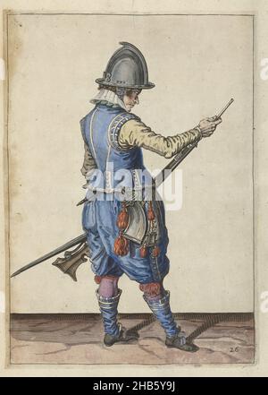 Soldat poussant la poudre et la balle dans le canon de son gouvernail avec son ramrod (non26), c.1600, Un soldat, de pleine longueur, à droite, tenant un gouvernail (un certain type d'arme à feu) avec sa main gauche près de sa cuisse gauche et amenant son ramrod dans le canon avec sa main droite, pour pousser la poudre et la balle sur (non26), c.1600. Plaque 26 dans les instructions de manipulation de la barre: Instruction la plus courte sur les contrefaictinges, touchant l'utilisation correcte des callieurs.Partie des illustrations dans une édition anglaise de la Wapenhandelinghe de J. de Gheyn: J. de Gheyn, l'exercice des armes pour les calivres Banque D'Images