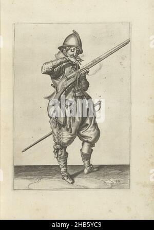 Soldat sur la garde avec un gouvernail apportant son fusible à sa bouche pour le souffler propre (non39), c.1600, Un soldat sur la garde, pleine longueur, à droite, tenant un gouvernail (un certain type d'arme à feu) avec sa main gauche (non39), c.1600. Avec sa main droite, il apporte une mèche brûlante à sa bouche pour la nettoyer.C'est donc la même position que celle indiquée dans la sixième impression de la série.Plaque 39 dans le mode d'emploi de la barre : bref énoncé, sur la représentation des figures, du droit maniement de l'Harquebuse.Partie des illustrations dans une édition française de J. de Gheyn Banque D'Images