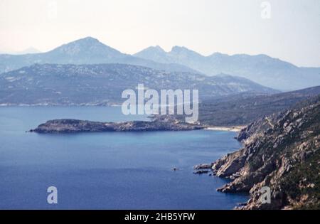 Vue sur le paysage de la côte rocheuse non développée, , île d'Ibiza, Iles Baléares, Espagne, années 1950 Banque D'Images