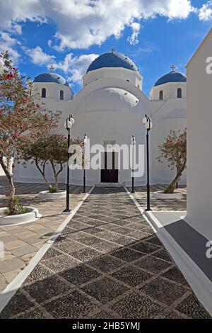 Église orthodoxe grecque de Sainte-Croix, perissa, Santorin, dôme bleu Banque D'Images