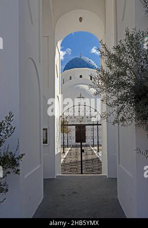 Église orthodoxe grecque de Sainte-Croix, perissa, Santorin, dôme bleu Banque D'Images