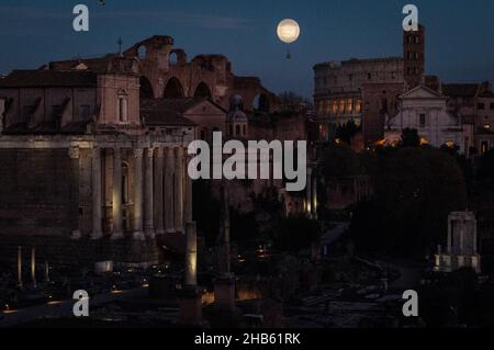 Rome, Italie.16th décembre 2021.16 décembre 2021, Rome, Italie: Vue des monuments de Rome depuis le centre historique dans la photo le Colisée avec les forums romains à Rome crédit: ZUMA Press, Inc./Alamy Live News Banque D'Images