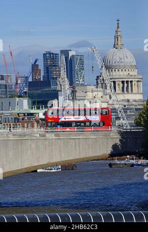 Londres, Angleterre, Royaume-Uni.Vue sur la cathédrale Saint-Paul, la Tamise et un bus traversant le pont de Waterloo, vu depuis le pont du Jubilé d'or Banque D'Images