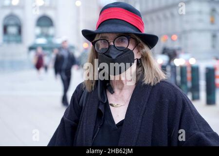 New York, États-Unis.15th décembre 2021.Elizabeth Loftus quitte l'édifice de la Cour fédérale à Manhattan après avoir témoigné, au nom de la défense, pendant le procès de Ghilslaine Maxwell.Crédit : SOPA Images Limited/Alamy Live News Banque D'Images