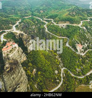 Vue aérienne des monastères de Kalabaka et Rousanou dans le complexe de Meteora, Grèce nature autour Banque D'Images