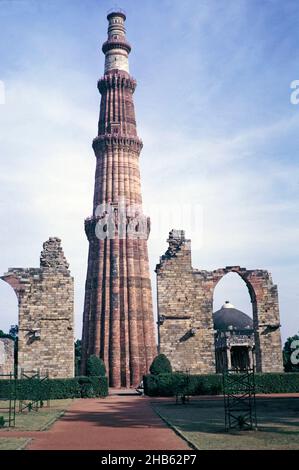 Qutb Minar, Qutub Minar, Qutab Minar, tour du minaret islamique c 1200, Mehrauli, New Delhi, Inde 1964 - site classé au patrimoine mondial de l'UNESCO du complexe de la mosquée Mehrauli Quwwat ul-Islam Banque D'Images