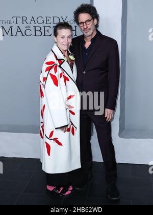 Los Angeles, États-Unis.16th décembre 2021.LOS ANGELES, CALIFORNIE, États-Unis - DÉCEMBRE 16: L'actrice américaine Frances McDormand et le mari/réalisateur Joel Coen arrivent à la première de Los Angeles d'Apple Original films et de A24 'la tragédie de Macbeth' qui s'est tenue au complexe de théâtre de la Guilde des réalisateurs de l'Amérique le 16 décembre 2021 à Los Angeles, Californie, États-Unis.(Photo de Xavier Collin/image Press Agency/Sipa USA) crédit: SIPA USA/Alay Live News Banque D'Images