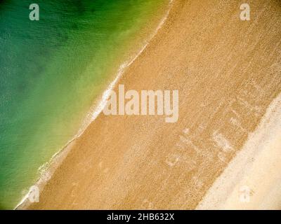 Vue aérienne des vagues avec la mer, sable doré et blanc Banque D'Images