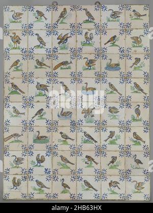 Champ de quarante-huit tuiles avec oiseaux, champ de quarante-huit tuiles (8 x 6) chacune avec un oiseau peint multicolore (bleu, vert, jaune et orange) sur un sol avec un nénuphar dans les coins., anonyme, pays-Bas, c.1640 - c.1660, faïence, glaçure d'étain, majolica, hauteur 104 cm × largeur 78 cm × profondeur 4,5 cm Banque D'Images