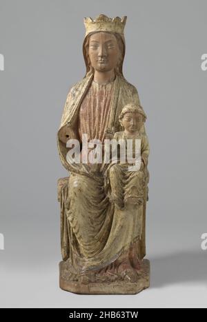 Virgin and Child, Sedes Sapientiae, Mary est assise frontally sur un banc profilé simple, sur lequel repose un coussin oblong.Elle tient l'enfant, également assis frontally, sur son genou gauche, le soutenant avec sa main gauche et tenant le bras droit plié vers l'avant.L'enfant se bénit de la main droite et tient un fruit ou un globe à gauche.Mère et enfant regardent droit devant, les deux, sculpteur: Anonyme, Pyreneeën, c.1225, noyer (bois dur), lin (matériau), hauteur 84,0 cm Banque D'Images