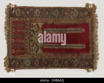 Tapis de prière avec panneaux de chaîne supérieurs, LADAK, tapis de prière avec panneaux de chaîne supérieurs, LADAK.Milieu de terrain: Mihrab rouge pierre avec trois gables rectiligne tout aussi élevés, soutenus par deux colonnes plantantes.Les flèches blanches sont surélevées avec un panneau transversal rose, avec des bandes oméga blanc/violet, passant à un panneau transversal rouge avec des tulipes bleues et blanches alternées.Arêtes : Triple.La bordure principale est le bleu de cobalt, sur lequel sont stockées les rosettes de diamant en rouge et blanc entre les tulipes obliques en rose, rouge et blanc.Frange: Cousue, frange en coton rose pâle-jaune, s'étendant autour des coins d'environ 12 cm Banque D'Images