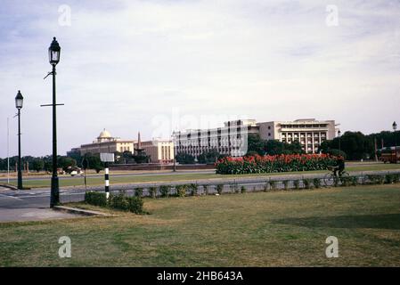 Terrains et jardins autour de Rail Bhawan bâtiments gouvernementaux bureaux, région de Rajpath, New Delhi, Inde 1964 Banque D'Images