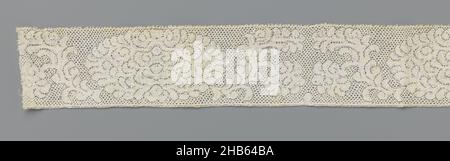 Bande de dentelle de bobin avec des pivoines entre lesquelles point libre le long du bord supérieur, bande de dentelle de bobin hollandais de couleur naturelle.Le motif répétitif se compose d'une pivoine stylisée entre deux feuilles pendantes vers le bas m'a évité de plus petites fleurs.Entre les pivoines successives, il y a un point libre le long du bord supérieur.Les motifs sont reliés par un treillis circulaire avec des coups de tressage.Les motifs sont réalisés dans des coutures en lin avec des bords ajourés qui offrent des contours autour des pétales et des veines des feuilles.Le haut et le bas de la bande sont finis droit, le bas ayant des picots., anonyme Banque D'Images