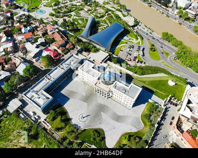 Palais présidentiel du point de vue aérien avec le parc Rike et la rivière Mtkvari sur le côté.Politique et législation de la Géorgie.Tbilissi.15.05.2 Banque D'Images