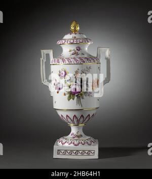 Vase couvert avec des oiseaux sur une branche et bouquets, vase en porcelaine sur un pied étalant se terminant par une base carrée et ayant un corps cylindrique avec une épaule arrondie et se rétrécir au pied.Etendre le cou avec un bord plat et des oreilles hautes et angulaires.Peint sur le glaçage en bleu, rouge, rose, vert, jaune,violet, noir et or.Sur le ventre deux oiseaux sur une branche dans un paysage et un bouquet de fleurs diverses.Entre les deux sont des fleurs et des insectes éparpillés.La partie rétrécir au pied avec une bande de motifs de feuilles surélevées modélisées en relief.L'épaule et le pied avec la même décoration que sur le Banque D'Images