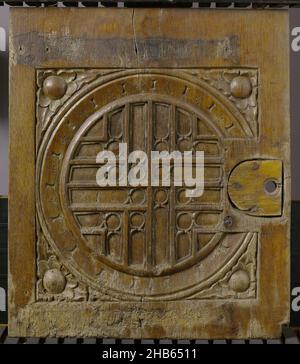 Porte d'une armoire, décorée de barrees rectangulaires superposées dans un cercle avec décoration de bande fendue, porte d'une armoire de chêne, décorée de barrees rectangulaires superposées dans un cercle avec décoration de bande fendue.Il y a des compartiments pour les plaques porte-clés.Il y a des rosettes dans les coins.Le matériel est manquant., anonyme, pays-Bas du Nord, 1500 - 1550, bois (matériel végétal),chêne (bois), hauteur 54,5 cm × largeur 46,5 cm × profondeur 2 cm Banque D'Images