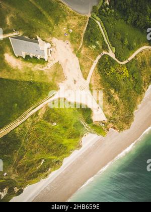 Drone descendant à Etretat jusqu'à l'église Banque D'Images