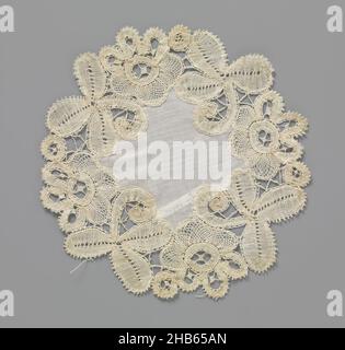 Robe ou muguet en dentelle de bobin avec trèfle à trois feuilles et fleur de rosette, robe ou muguet en dentelle de bobin de couleur naturelle : motif floral de Bruges.Modèle rond avec pièce centrale carrée festonnée de batiste.Le motif répétitif consiste en alternance en un trèfle à trois feuilles et une fleur de rosette.Sur le bord extérieur il y a toujours un cercle entre la feuille et la fleur.Les motifs sont faits en point de filet et en fil de lin, avec des bords ajourés et des encoches comme nervures de feuille.Les motifs sont accentués par des fils de contour.Dans les fleurs, les blocs sont faits en point moulé.Entre les motifs quelques connexions Banque D'Images