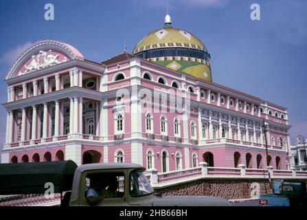 Le Théâtre Amazone construit en 1895, Teatro Amazonas, bâtiment historique de l'Opéra, Manaus, Brésil 1962 architecte Celestial Sacardim architecture de la Belle Epoque de l'industrie du caoutchouc du XIXe siècle Banque D'Images