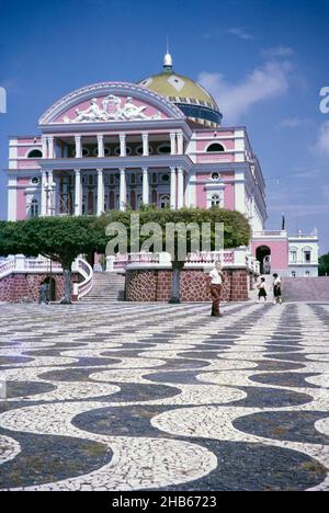 Le Théâtre Amazone construit en 1895, Teatro Amazonas, bâtiment historique de l'Opéra, Manaus, Brésil 1962 architecte Celestial Sacardim architecture de la Belle Epoque de l'industrie du caoutchouc du XIXe siècle Banque D'Images