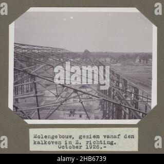 Construction du moulin, vue du four à chaux dans la direction S.Octobre 1926.(Titre sur objet), vue du bâtiment de l'usine en construction sur le terrain de l'usine, octobre 1926.Partie de l'album avec des photographies de la construction de l'usine de sucre à Goenoengsari sur l'est de Java par les Handels Vereniging Amsterdam 1926-1927., anonyme, Oost-Java, oct-1926, support photographique,imprimé gélatine argent, hauteur 85 mm × largeur 107 mm Banque D'Images
