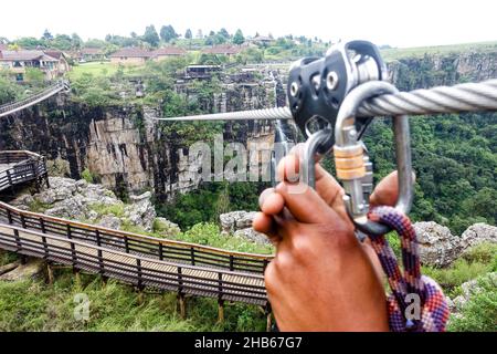 Une femme noire sur le point de glisser le long d'une tyrolienne dans la gorge de Graskop, en Afrique du Sud Banque D'Images