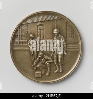 Libération de l'usine de sucre de Djatiroto le 22 juillet 1947, médaille de bronze en boîte bleue.Avant : trois marines, l'avant s'enroule près d'une batterie.Les deux autres figures se tiennent, fusil à la disposition, à côté de la première.En arrière-plan le bâtiment administratif de l'usine de sucre.Cette image est tirée d'un tableau illustrant le moment où un groupe de marines est arrivé juste à temps pour empêcher l'usine d'être emmenée par des combattants indonésiens.Reverse: Inscription incluant l'insigne du corps des Marines, Jaap Gutterswijk, J.Ph. Van Zegveld, Zoetermeer, 1950 et/ou 1990 FGZ Material QQZRWQ Banque D'Images