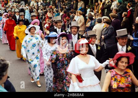 Flora Day, Helston, Cornwall, Angleterre, Royaume-Uni 1973 - la foule regarde les couples jouer la danse Furry dans les rues de la ville Banque D'Images