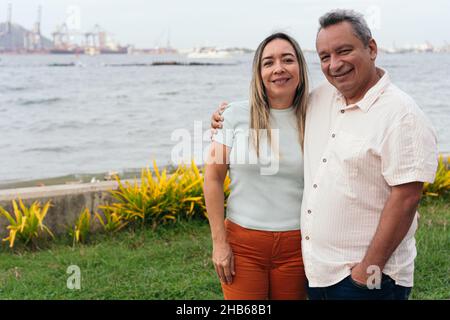 couple de 50 ans souriant dans un parc Banque D'Images