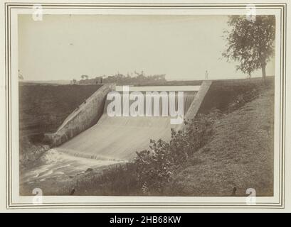 Barrage et cascade, chute d'eau à un barrage nouvellement construit.Une partie de l'album photo présenté à J.M.Pijnacker Hordijk à son départ de Jogyakarta en 1886., Kassian Cépha, Jogjakarta, 1886, support photographique,imprimé albumine, hauteur 150 mm × largeur 210 mm Banque D'Images