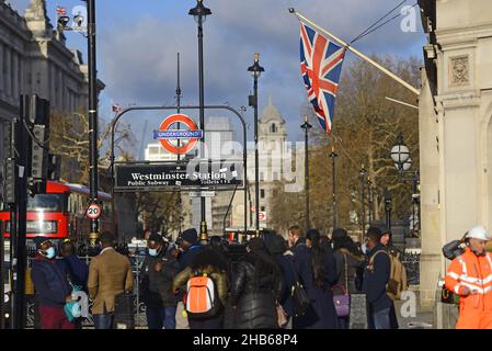 Londres, Angleterre, Royaume-Uni.Entrée de la station de métro Westminster sur Whitehall Banque D'Images