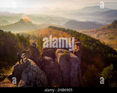 Vue aérienne de la nature et des montagnes en Bulgarie avec une personne profitant du panorama Banque D'Images