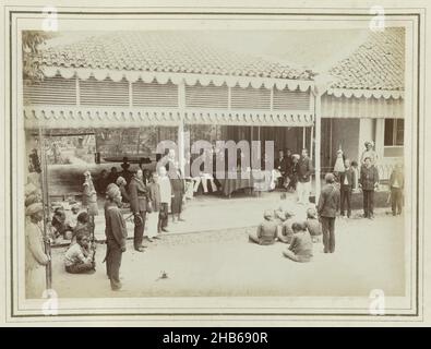 Procès au bureau du président adjoint, Procès sous l'administration du président adjoint.Derrière la table se trouve peut-être Pijnacker Hordijk.Une partie de l'album photo présenté à J.M.Pijnacker Hordijk à son départ de Yogyakarta en 1886., Kassian Cépha, Jogjakarta, 1886 - 1887, support photographique,imprimé albumine, hauteur 150 mm × largeur 210 mm Banque D'Images