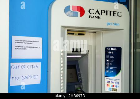 Guichet automatique Capitec avec signe manuscrit de la rupture de liquidités, Afrique du Sud Banque D'Images