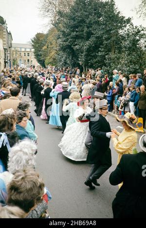 Flora Day, Helston, Cornwall, Angleterre, Royaume-Uni 1973 - la foule regarde les couples jouer la danse Furry dans les rues de la ville Banque D'Images