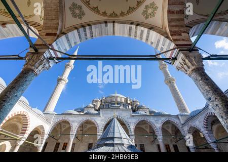 Vue panoramique sur la mosquée Fatih à Istanbul, Turquie. Banque D'Images