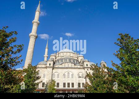 Mosquée Fatih par une journée ensoleillée à Istanbul.La mosquée de Fatih est une mosquée ottomane dans le district de Fatih à Istanbul, en Turquie. Banque D'Images