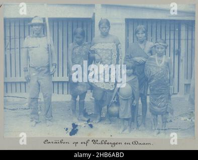 Les Caraïbes surinamaises sur la cour de Tubbergen et Daam, Caräiben sur la cour de Tubbergen et Daam (titre sur objet), Un groupe des Caraïbes surinamaises; cinq femmes et un homme.Selon la légende, la photo a été prise dans la cour de Tubbergen et Daam.Partie de l'album photo de la famille Doijer, souvenir de Voyage (volume 4), dans et autour de la plantation Ma Retraite au Suriname dans les années 1906-1913., Hendrik Doijer (attribué à), Suriname, 1906 - 1913, support photographique, cyanotype,hauteur 118 mm × largeur 167 mm Banque D'Images