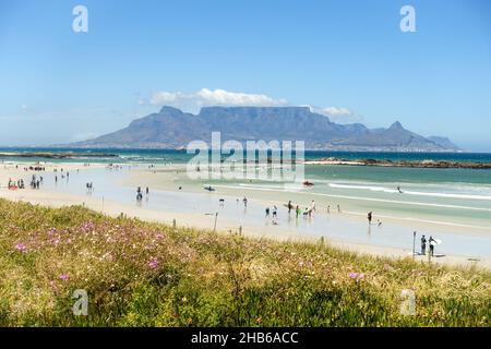 Kitesurfers pratiquant la compétition au Red Bull King of the Air 2021 à Blouberg, au Cap, en Afrique du Sud Banque D'Images