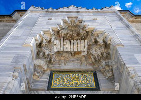 Détails architecturaux de la mosquée Fatih (Fatih Camii) à Istanbul.La mosquée de Fatih est une mosquée ottomane dans le district de Fatih à Istanbul, en Turquie. Banque D'Images