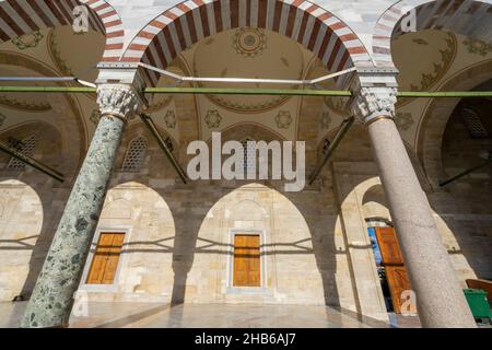 Vue détaillée de la mosquée Fatih (mosquée de Conquérant) à Istanbul.La mosquée de Fatih est une mosquée ottomane dans le district de Fatih à Istanbul, en Turquie. Banque D'Images