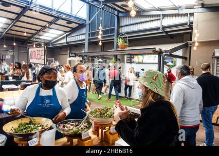 Stands de nourriture au marché Neighbourgoods à Cape Town, Afrique du Sud Banque D'Images