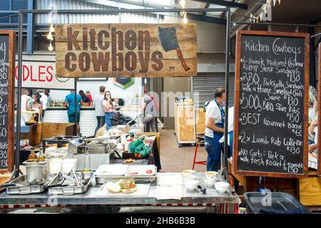 Stands de nourriture au marché Neighbourgoods à Cape Town, Afrique du Sud Banque D'Images