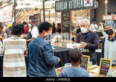 Stands de nourriture au marché Neighbourgoods à Cape Town, Afrique du Sud Banque D'Images