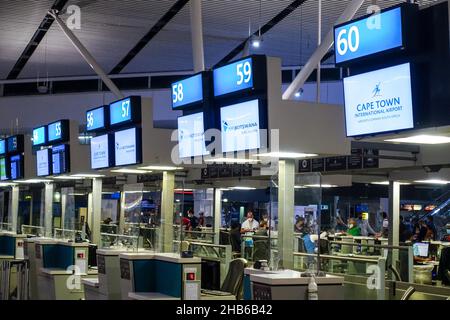 Aéroport international du Cap, Afrique du Sud.8th décembre 2021.Les passagers reprennent l'avion pour l'Europe en raison de l'attention portée à la nouvelle variante Omicron de la COVID. Banque D'Images